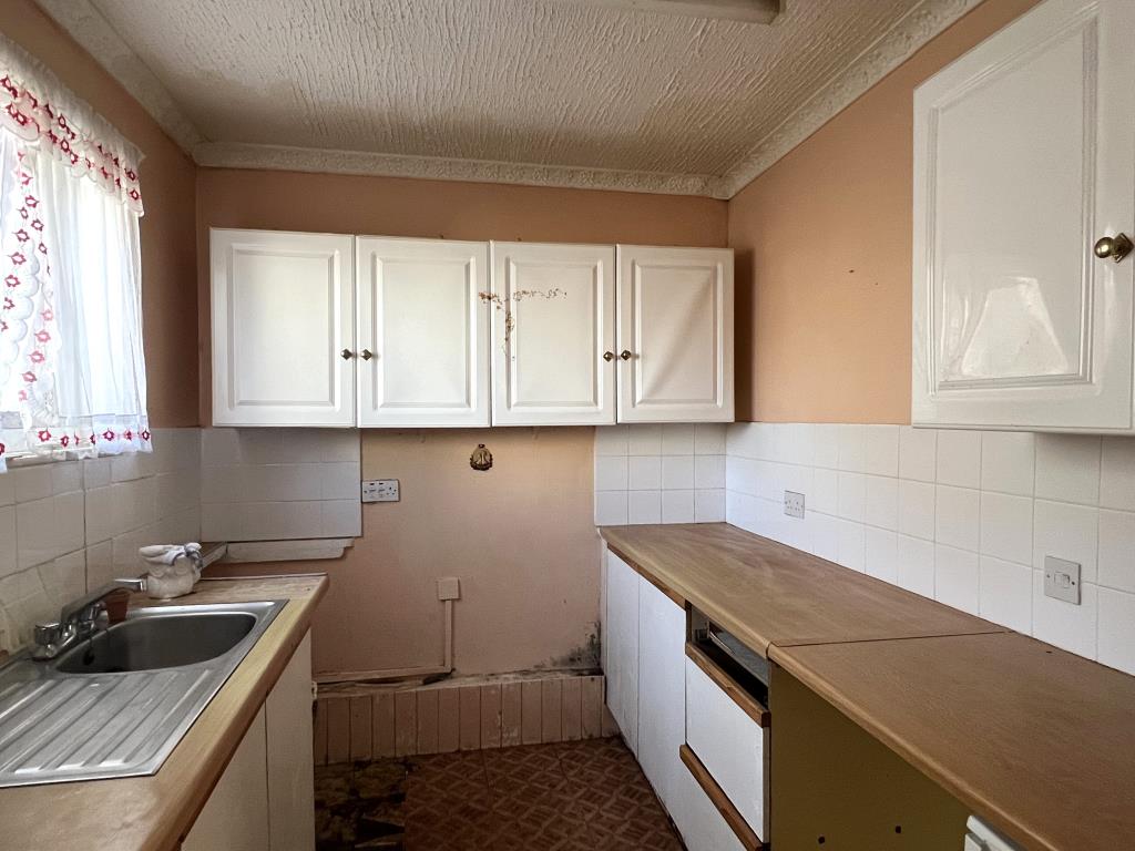 Lot: 96 - GROUND FLOOR FLAT FOR REFURBISHMENT - View of the kitchen